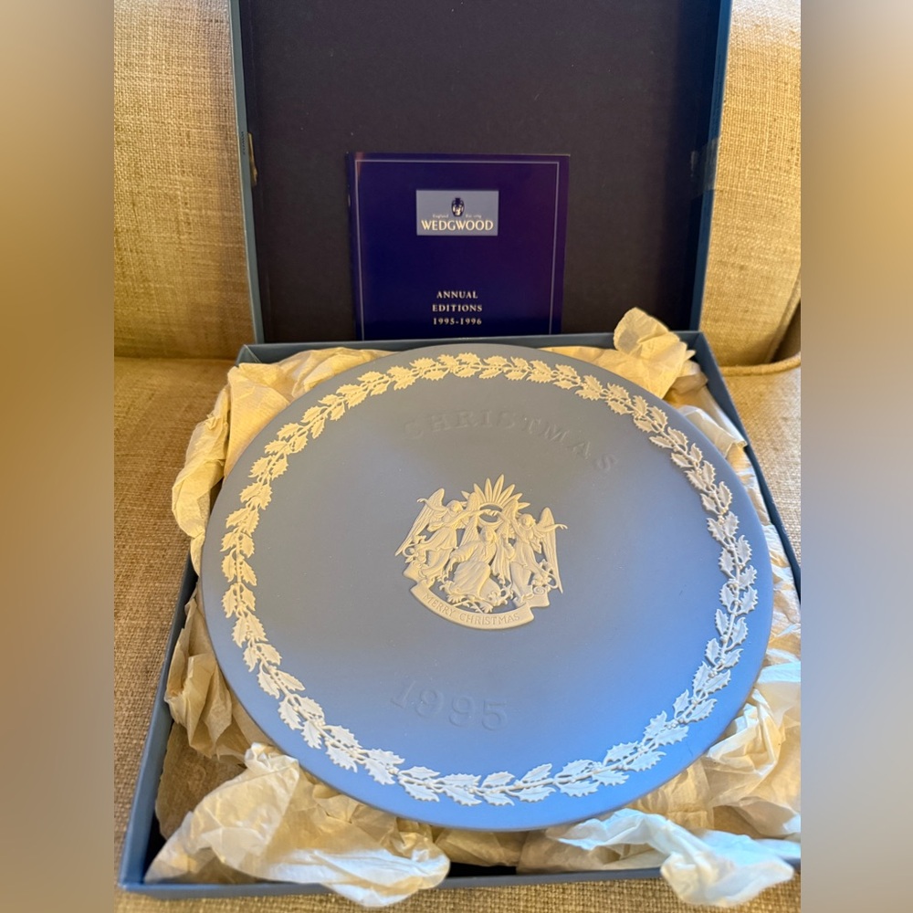 Wedgwood Jasperware Victorian Christmas Traditions Angels Plate 1995- Boxed